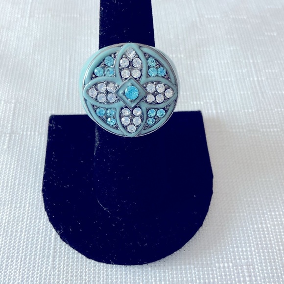 Stunning Silver and Blue Crystal Ring - Picture 1 of 4